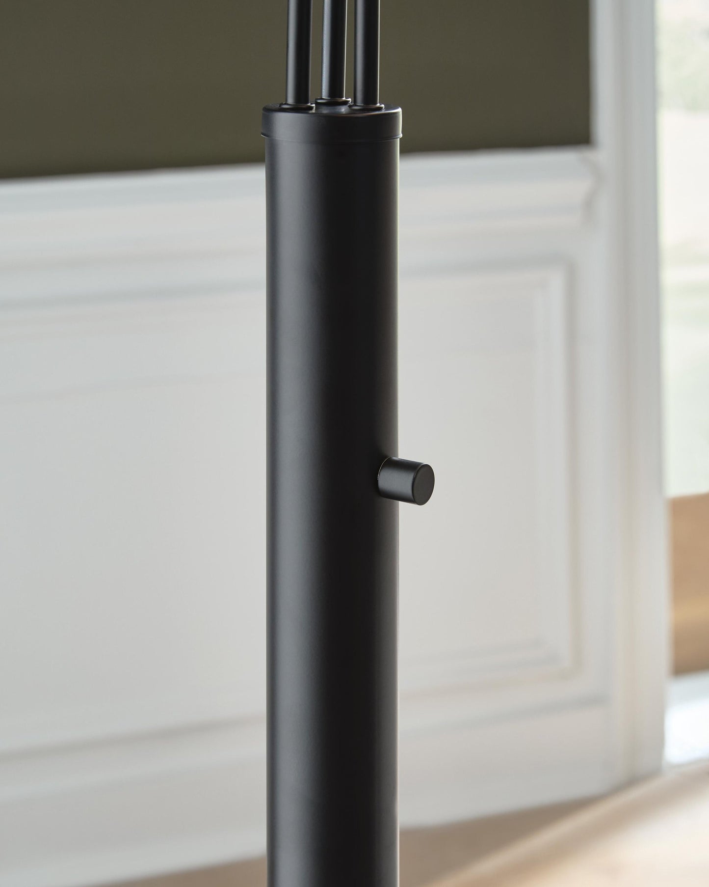 Ashley Express - Gibbswellner Metal Arc Lamp (1/CN)