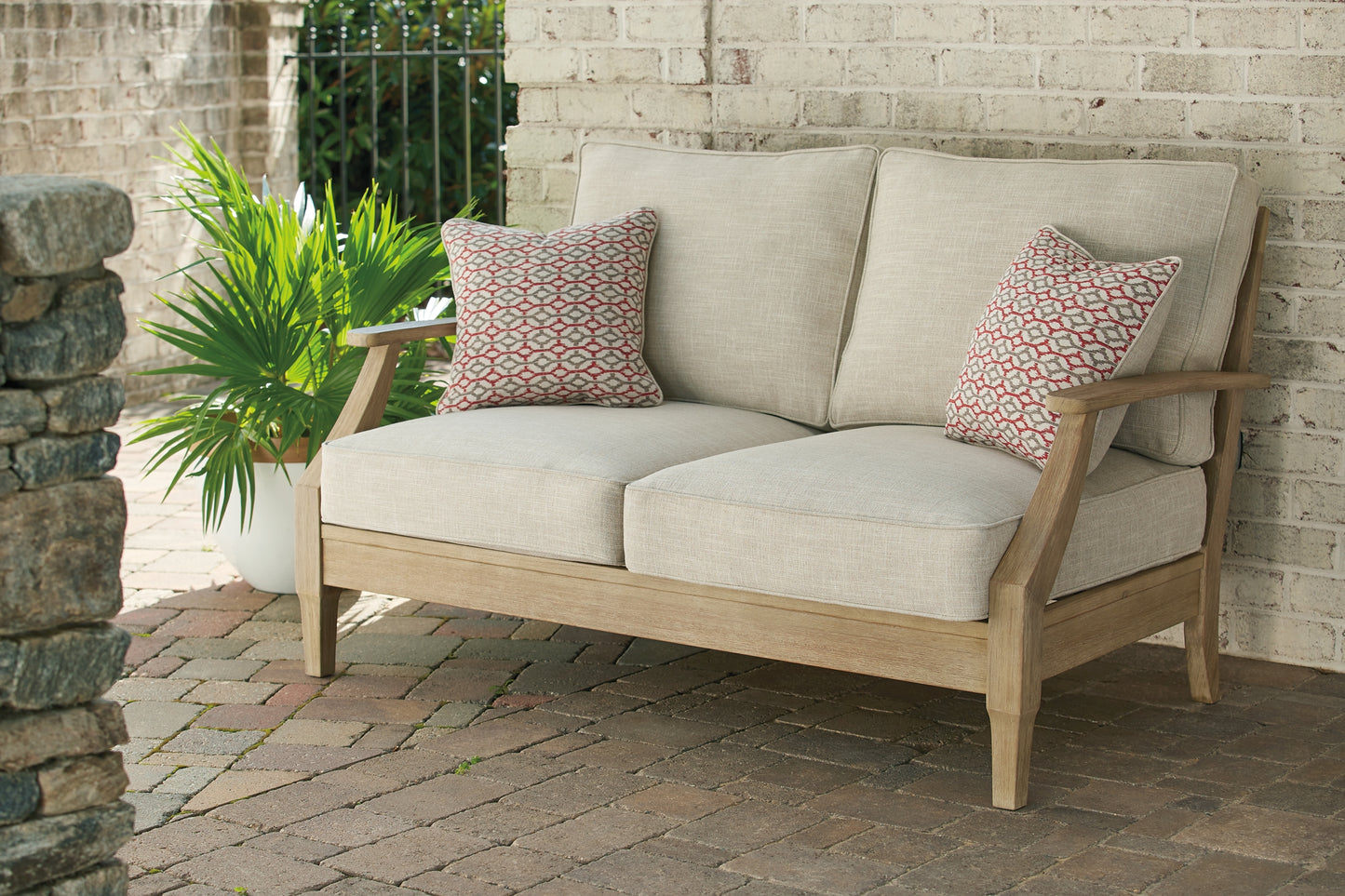 Clare View Loveseat w/Cushion